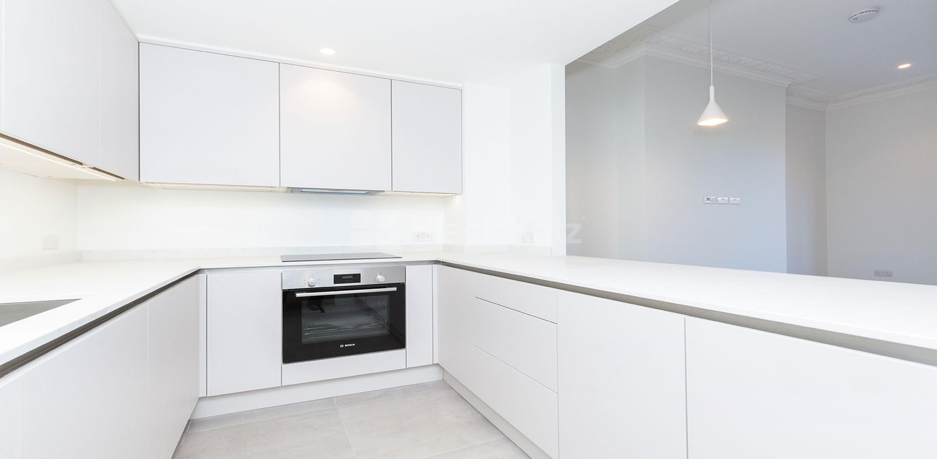 			STUNNING 2 BED 2 BATH!, 2 Bedroom, 2 bath, 1 reception Flat			 Hilldrop Road, TUFNELL PARK  N7